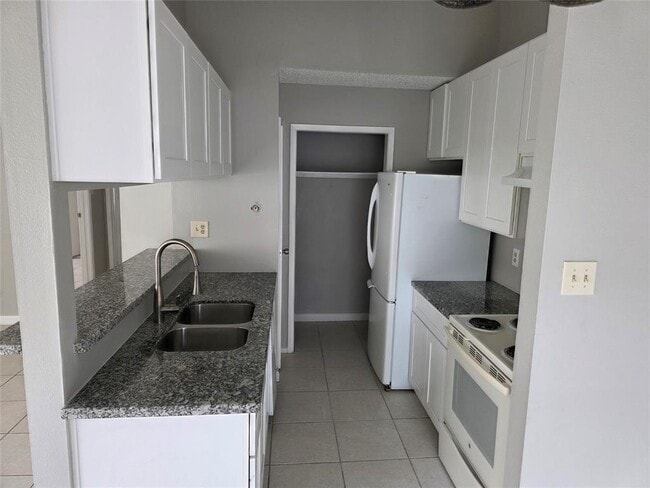Foto del edificio - 5526 Farley Dr