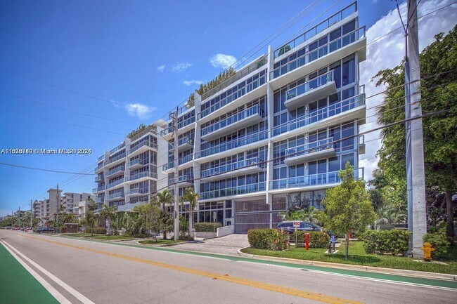 Building Photo - 9940 W Bay Harbor Dr