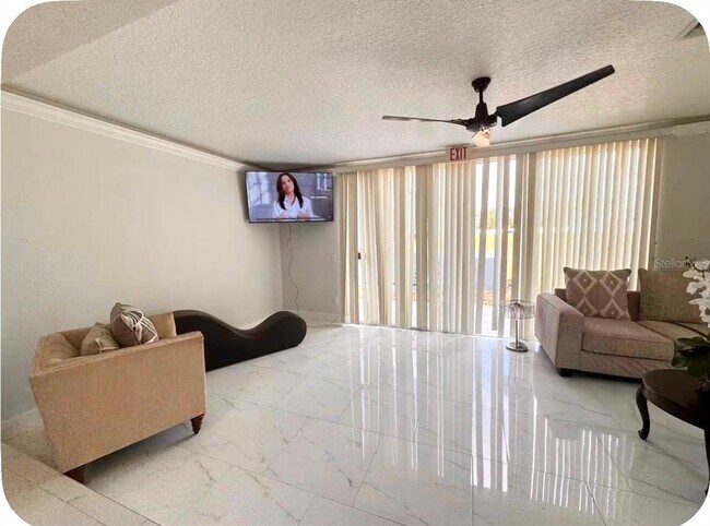 Foto del edificio - 574 Orchid Dr