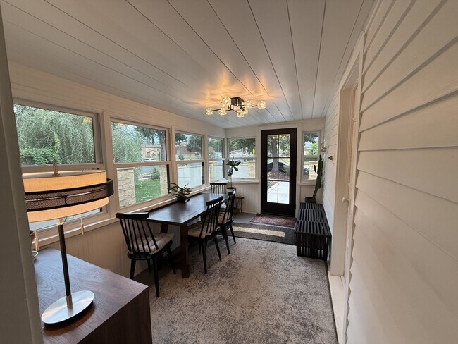 Foto del edificio - Fully Furnished Home In Great Location - Just Steps from Old Town