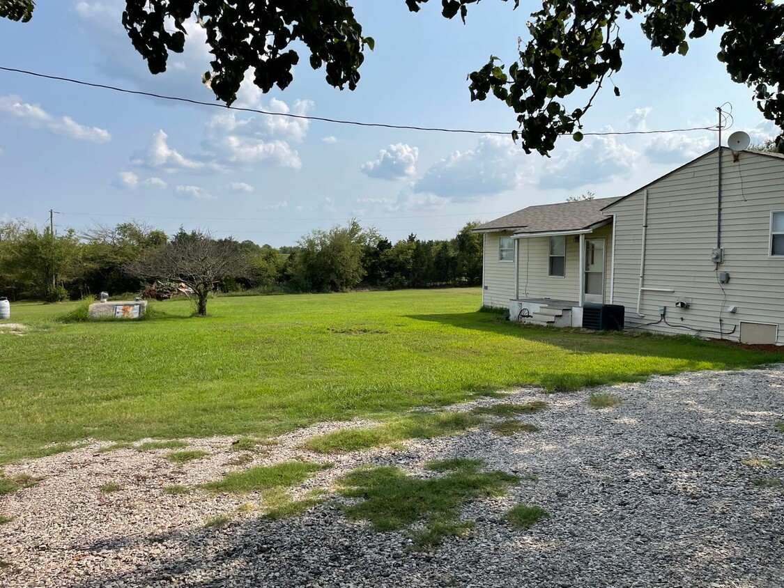 Primary Photo - Country Living in Northwest Sherman! Furni...