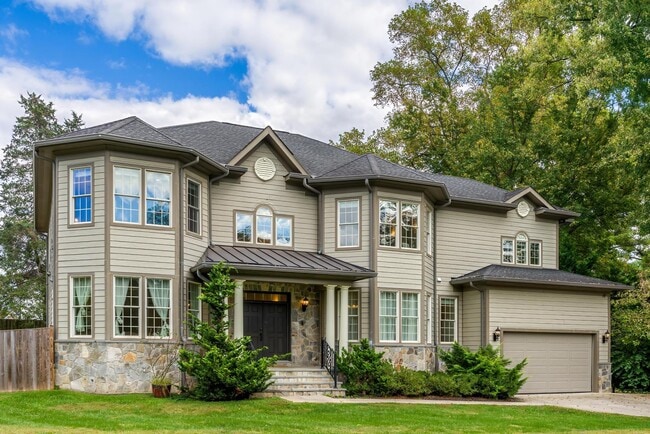 Building Photo - 829 Golden Arrow St