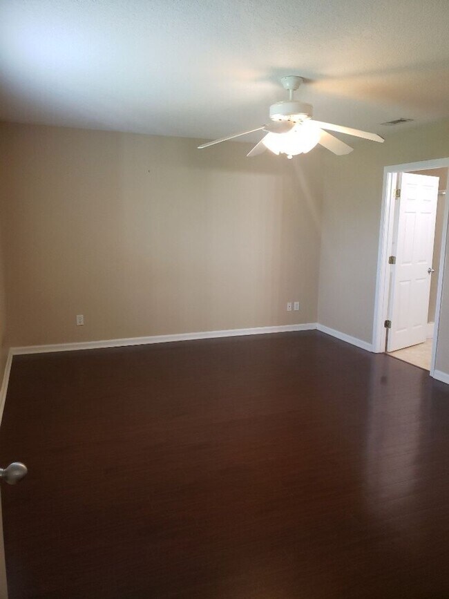 Building Photo - MOVE IN SPECIAL! $500 Off First Month's re...
