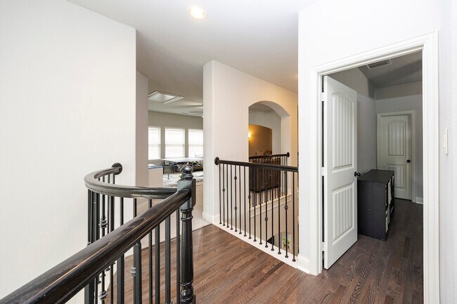 Building Photo - 5579 Lightfoot Ln