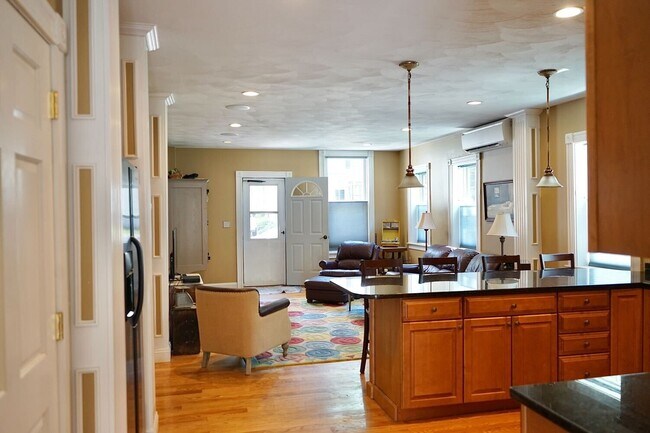 Building Photo - 6 Morton St