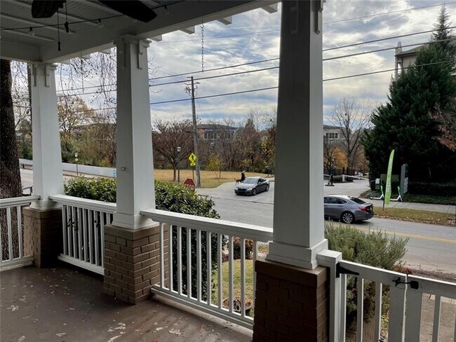 Foto del edificio - 744 Highland Ave NE