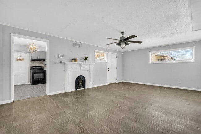 Building Photo - 2 bed/1 bath apartment