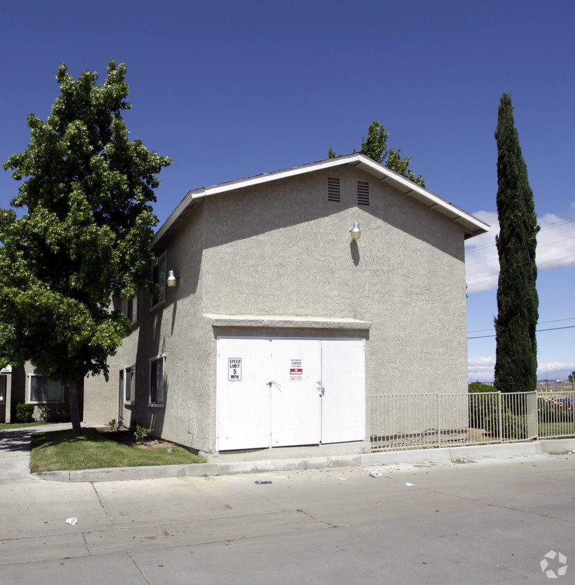 Building Photo - Iron Mountain Apartments