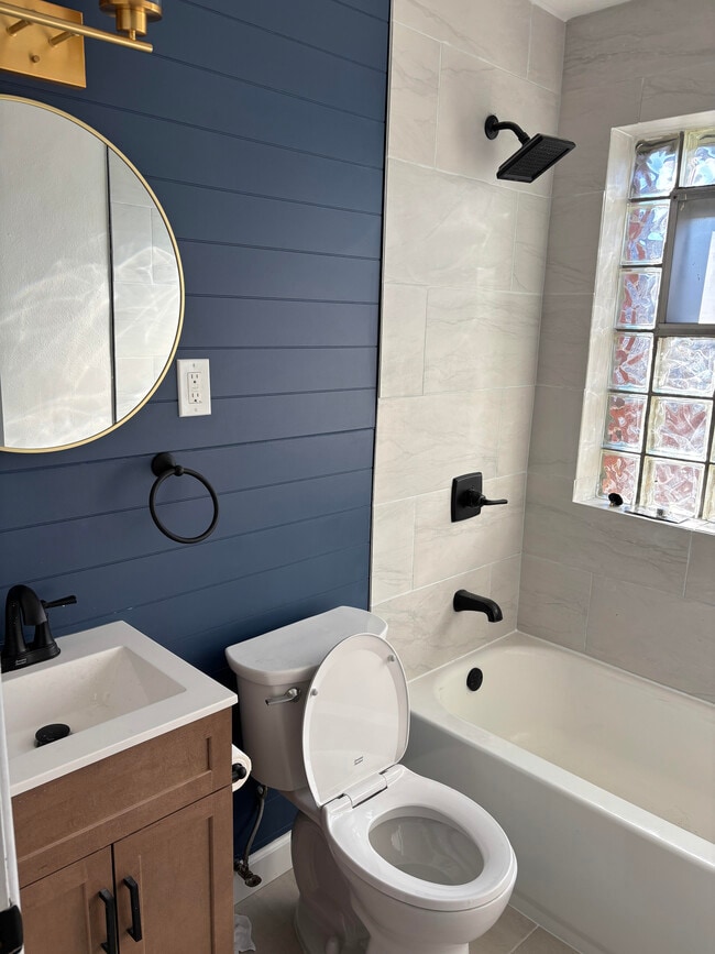 Building Photo - 5025 Lenox Ave