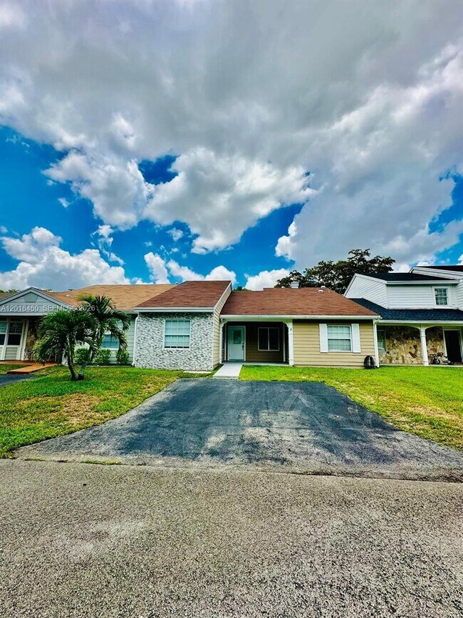 Foto del edificio - 14530 SW 142nd Ct Cir