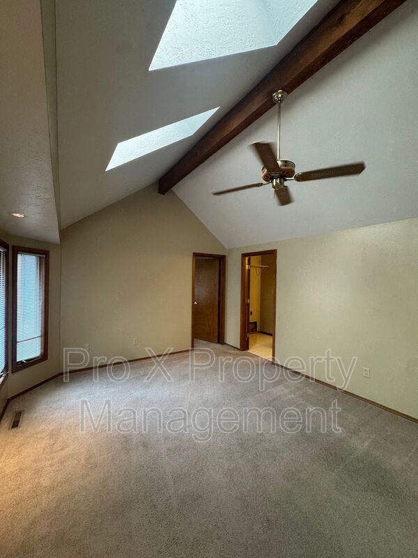 Building Photo - 510 E Elm St