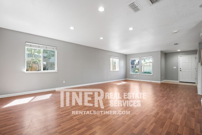 Foto del edificio - Stunning 3 Bedroom Mather Home