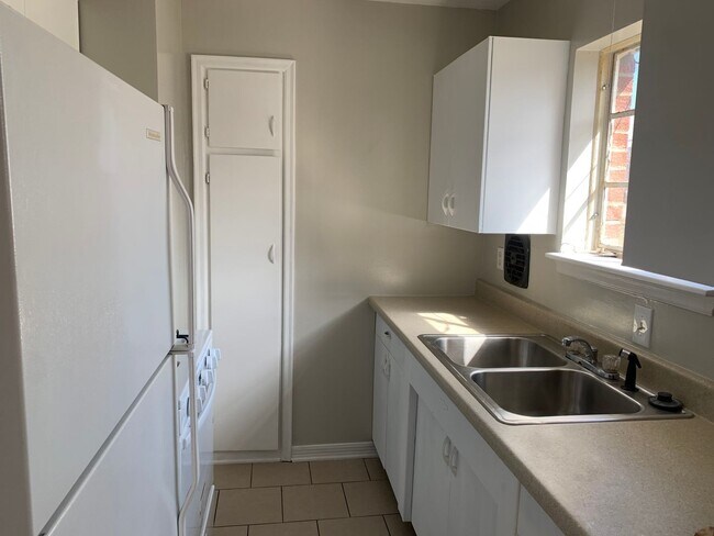 Foto del edificio - $525 - 1 bedroom/ 1 bathroom - Cozy fourplex