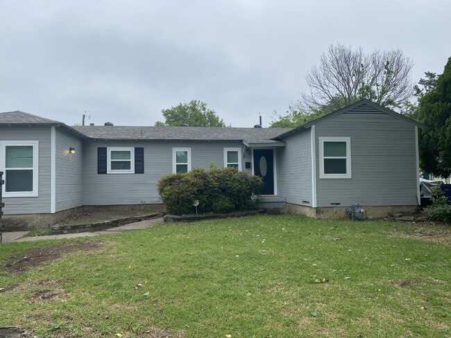 Building Photo - "Charming 3-Bed Oasis with 2 Full Baths in...