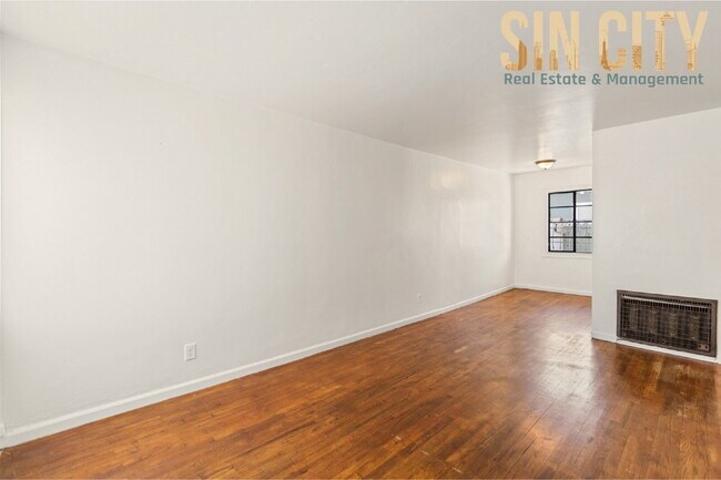 Foto del edificio - "Charming 1-Bed Duplex with Hardwood Elegance in Downtown Las Vegas!"