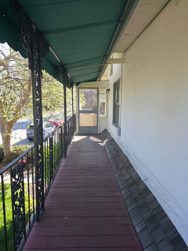Building Photo - 282 Monroe Dr