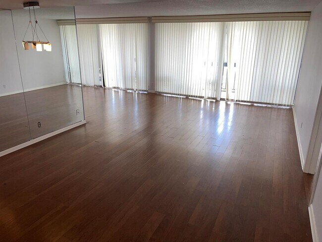 Building Photo - 2425 Presidential Way