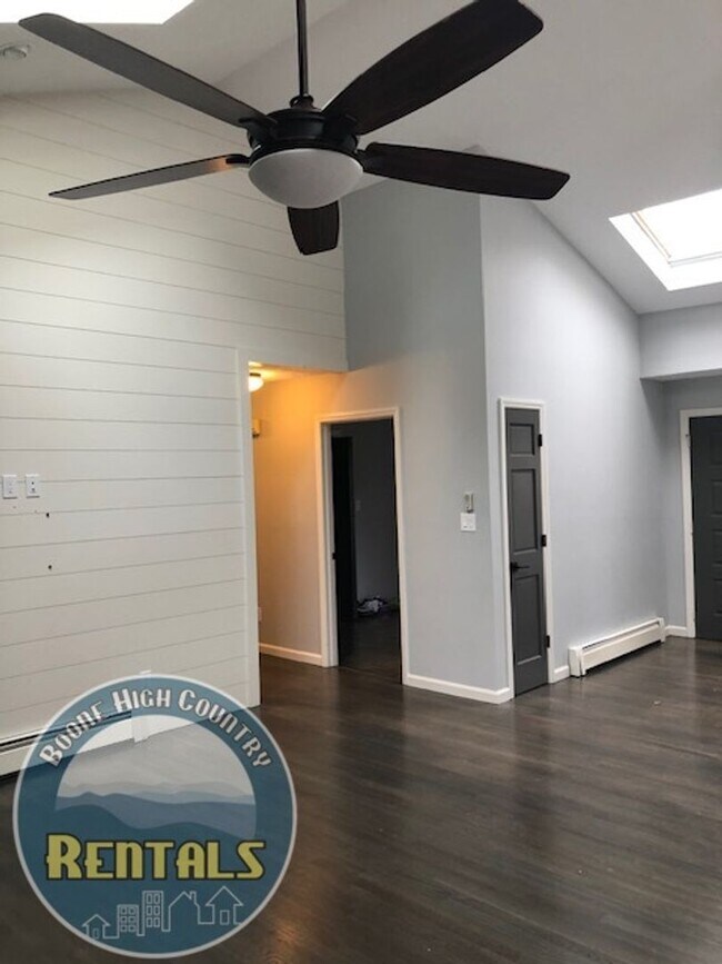 Building Photo - Luxurious 3 Bedroom Home Off 105 Bypass!