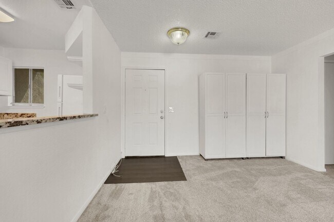 Building Photo - CUTE REMODELED TWO BEDROOM UNIT IN CENTRAL LOCATION