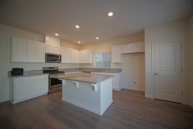 Photo - Beautiful 4 Bedroom PLUS office / den in Natomas! House