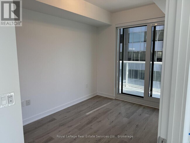 Photo du bâtiment - 230 Simcoe St