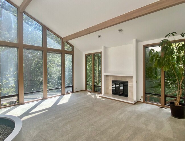 Building Photo - Elegant and Spacious Estate on Mercer Island