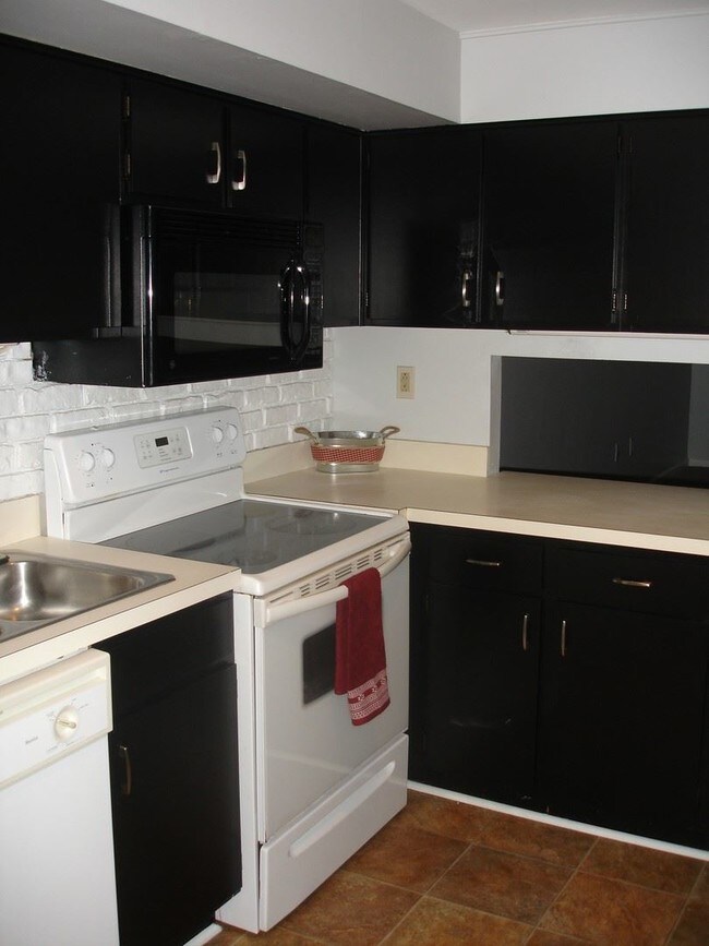 Building Photo - 2 br, 1 bath House - 11 APPLE LANE