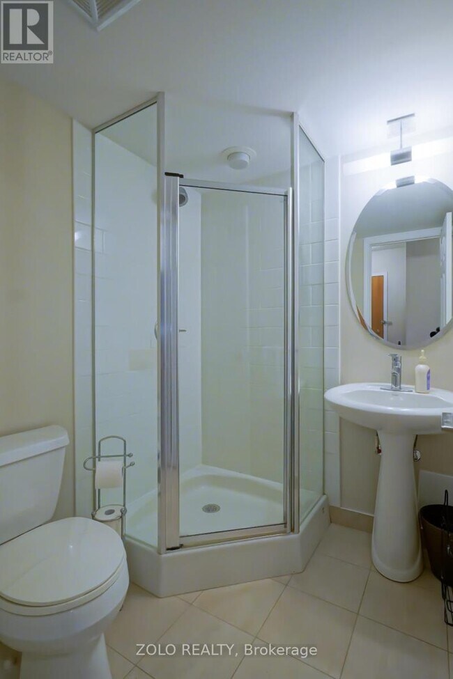 Building Photo - 736 Spadina Ave.