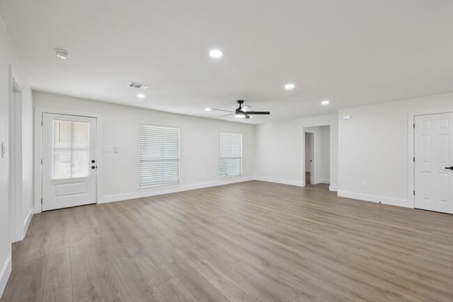 Building Photo - 5475 Sunbury Dr