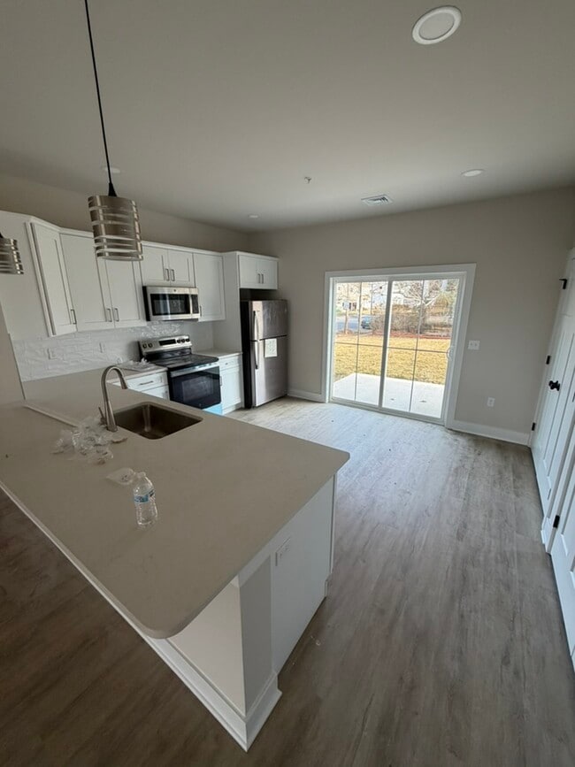 Building Photo - 1411 Greenview Dr