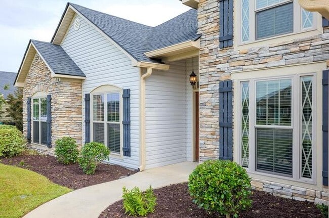 Building Photo - 4066 McKenzie Ln