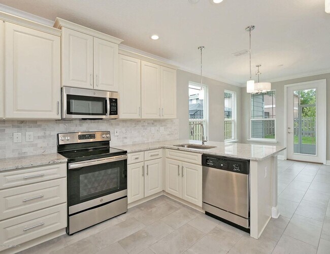 Foto del edificio - 4 Bedroom 3.5 bath Beauty in Just a Short Stroll to Jax Beach - Garage, Lawncare Included & Fence...