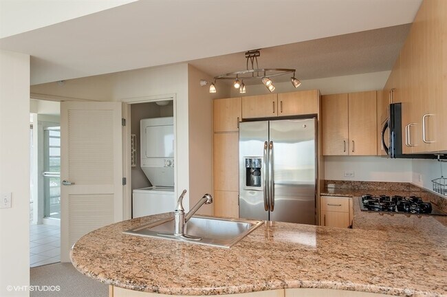 Foto del edificio - 1720 Maple Ave