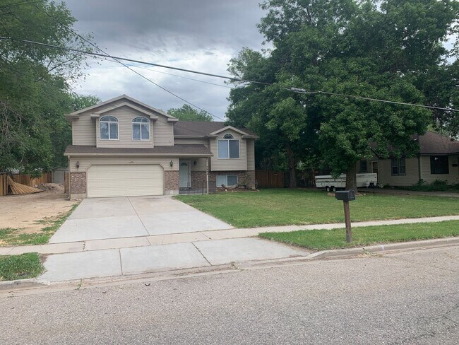 Building Photo - Spacious 5 Bedroom in Roy!