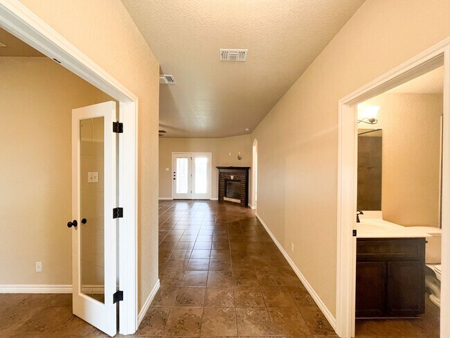 Foto del edificio - Available 7/11/2025 Beautiful 1 story, 5 b...