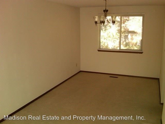 Building Photo - 3 br, 2.5 bath House - 411 E. Shenandoah Dr.