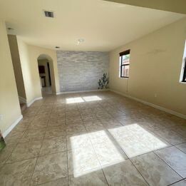 Building Photo - 3616 SE 2nd Dr