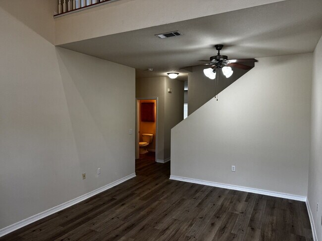 Building Photo - "Spacious 3-Bed Townhouse Oasis with 2.5 B...