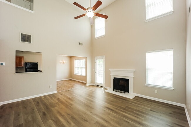 Building Photo - 4471 Ravenwood Dr