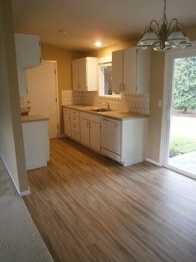 Building Photo - 245 SW 130th Avenue  - Delightful Family N...