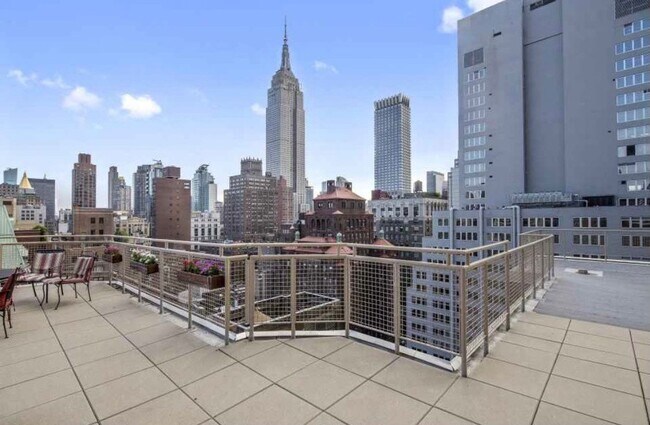 Building Photo - Spacious Park Ave Studio