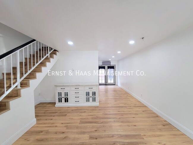 Foto del edificio - Beutifully Remodeled 2 Story Townhome with...