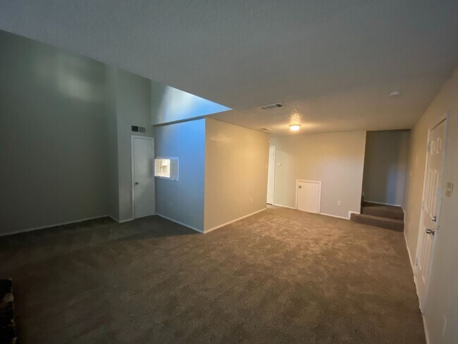 Foto del edificio - Charming Split-Level First-Floor Unit with...