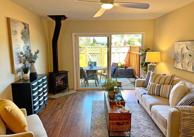 Building Photo - Cozy single level end unit located in Oliv...