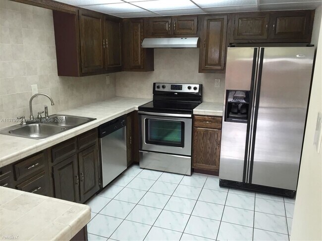 Building Photo - 2 br, 2.5 bath Townhome - 6554 SW 114th Pl...