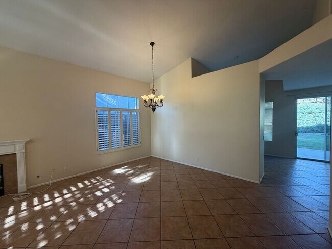 Building Photo - 39366 Calistoga Dr