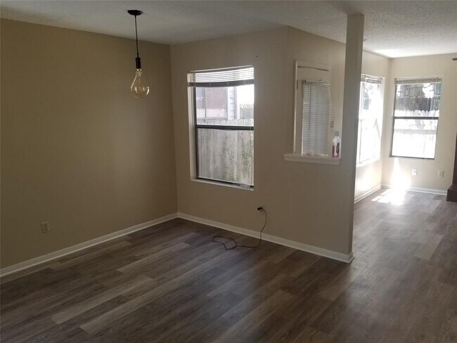 Foto del edificio - 8807 Schick Rd