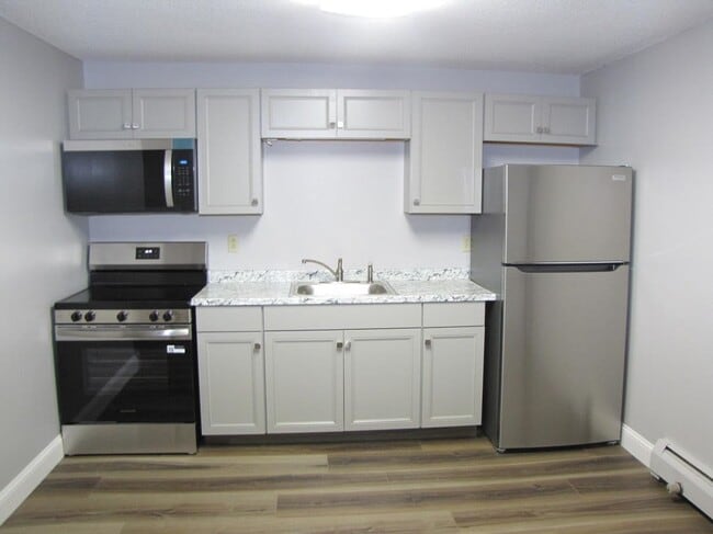 Building Photo - 1225 Bodwell Rd