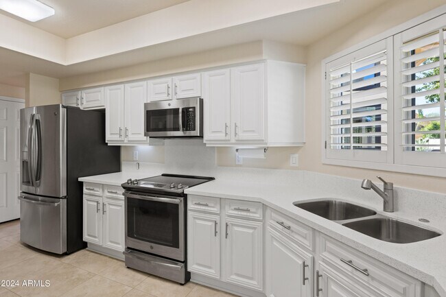 Building Photo - 9665 E Sutton Dr