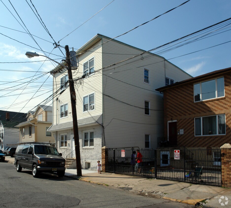 Building Photo - 95 Garden St